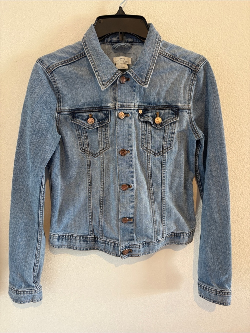 AND NOW THIS Classic Light-wash Blue Denim Jean Jacket with collar and button up